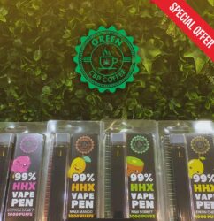 Imagem de vapes descartáveis HHX 99% com 1000 baforadas, disponíveis nos sabores Lemon Cheese, Maui Mango, Kiwi Sorbet e Cotton Candy. Produto exibido com destaque para oferta especial e logotipo Green CBD Coffee.